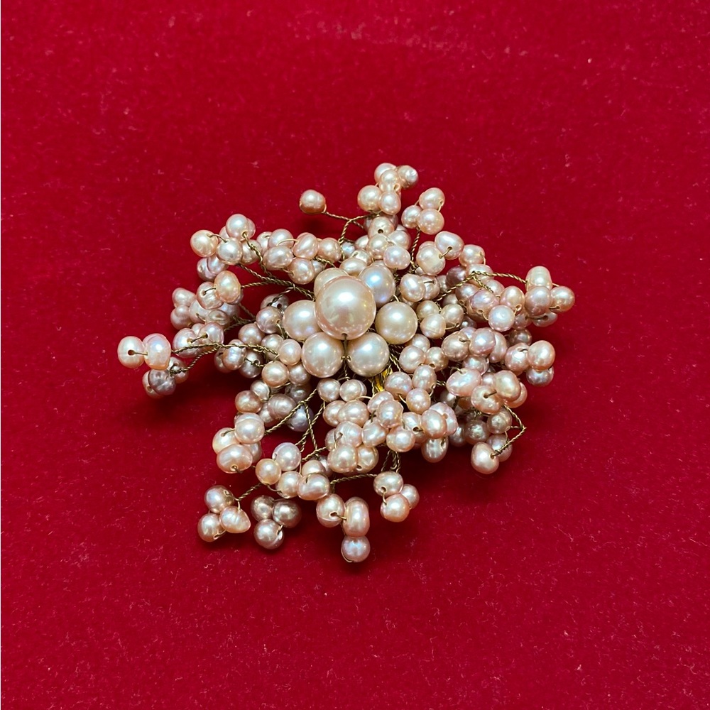 Brooch made with fresh pearls